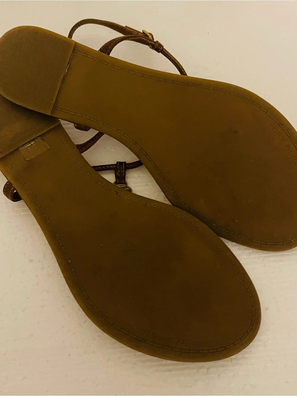Tory Burch Emmy Tan Leather T Strap Thong Flat Sandals with Gold Logo sz 9M - Picture 9 of 9